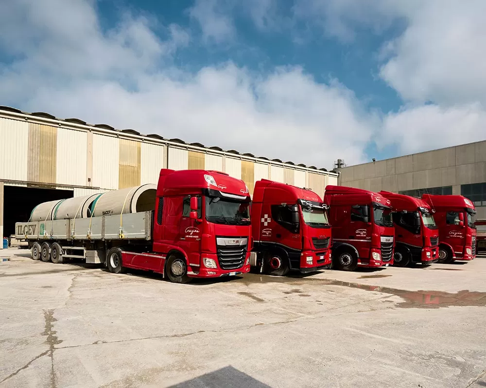 Bilici stradale con semirimorchio 13,60 mt e scarico laterale per trasporto merci in bancale