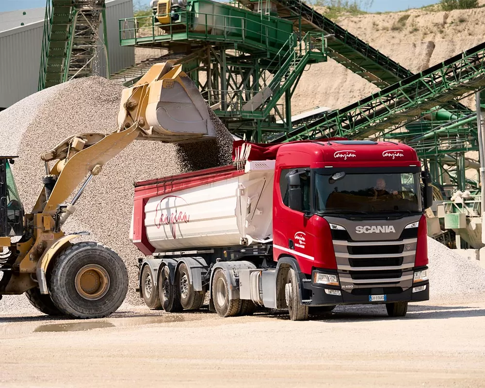 Parco mezzi logistica Canzian bilici stradali con vasca ribaltabile