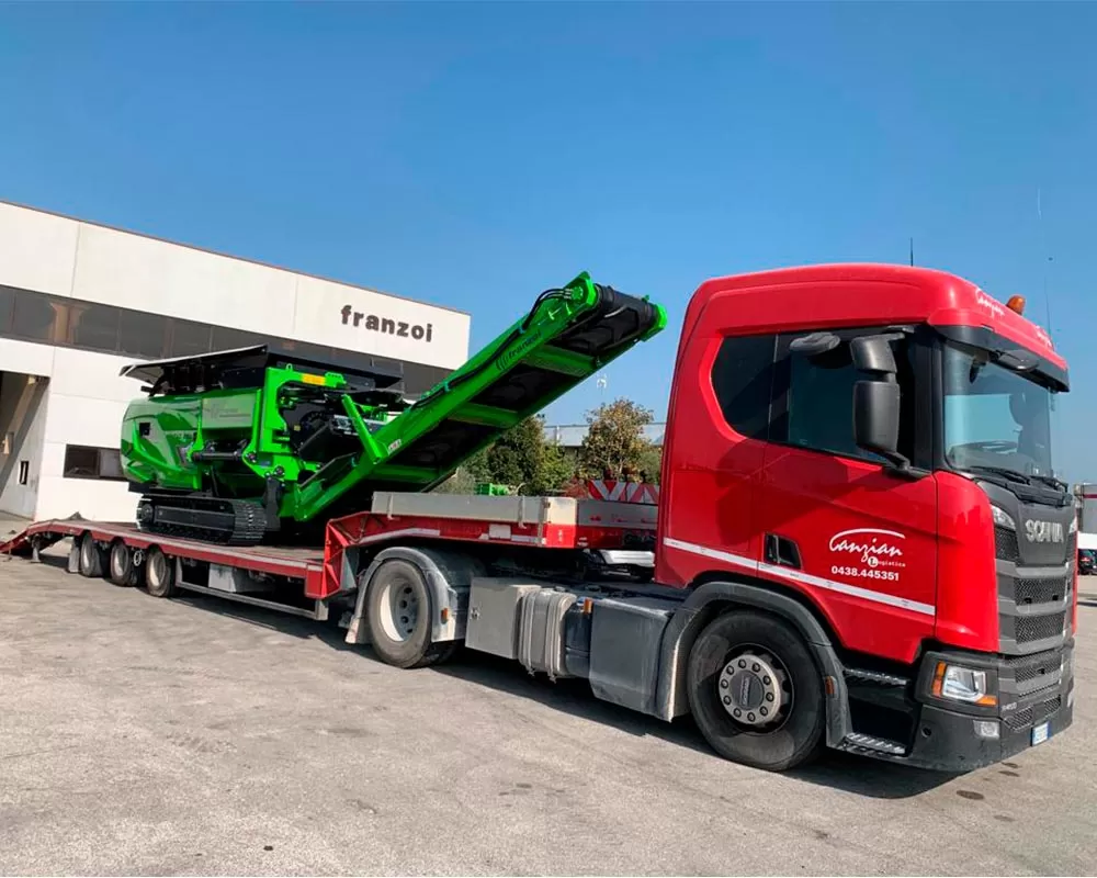 Bilico stradale con semirimorchio a pianale per trasporti eccezionali senza scorta