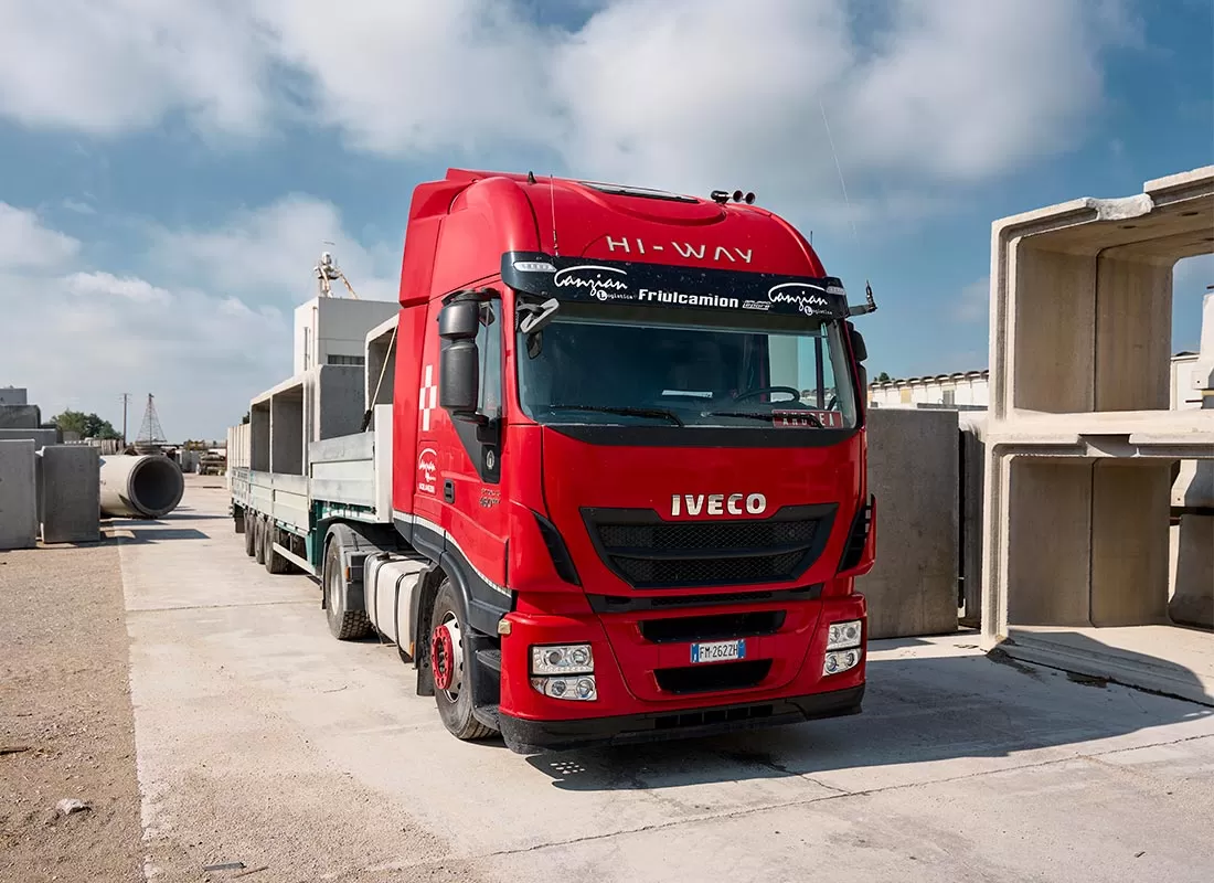 Logistica Canzian parco mezzi trasporti stradali bilico stradale con semirimorchio 13,60 mt e scarico laterale